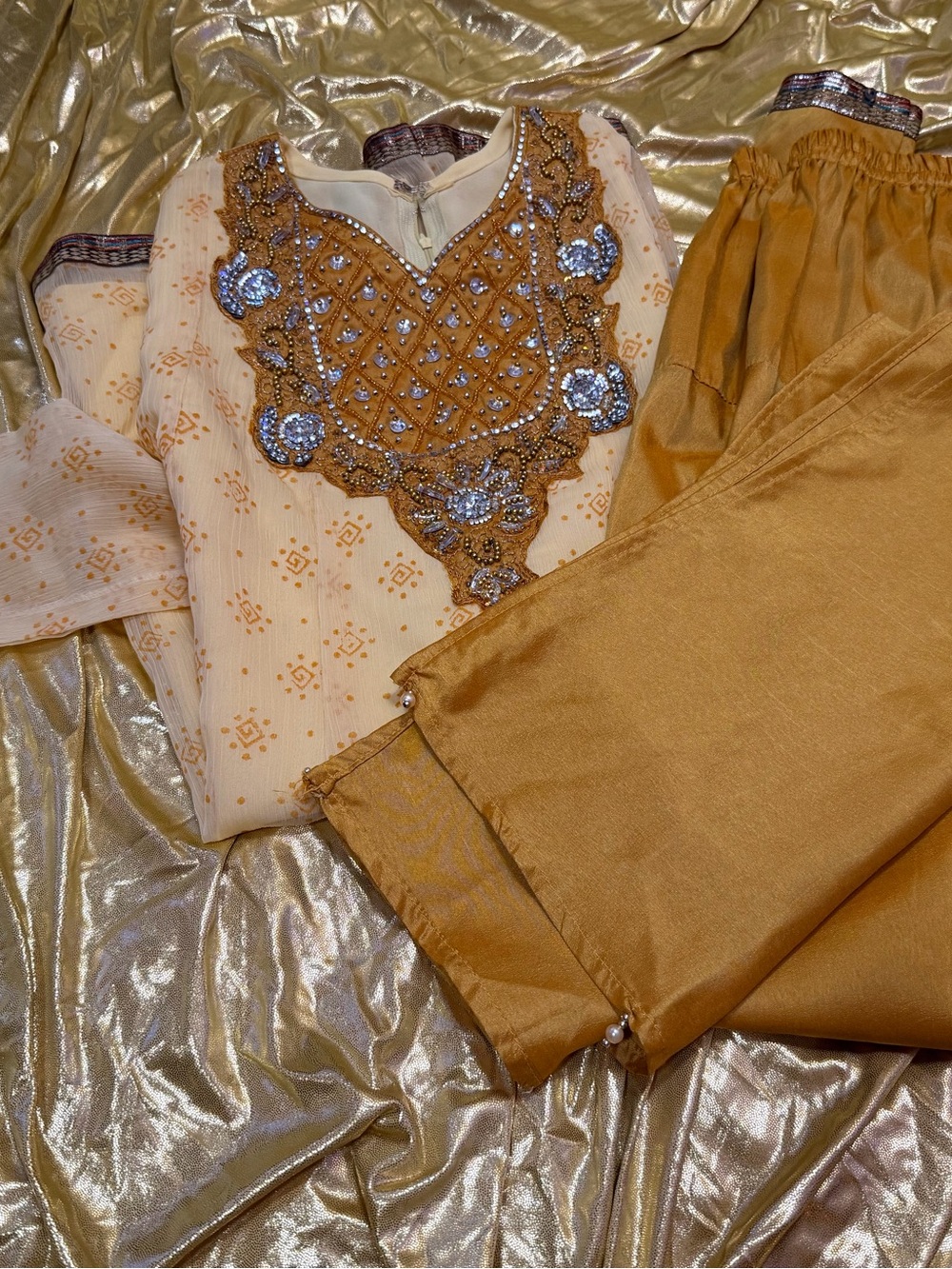 Disney Studios Costume Dept Embroidered Floral Kurta Set in Cream Size 32